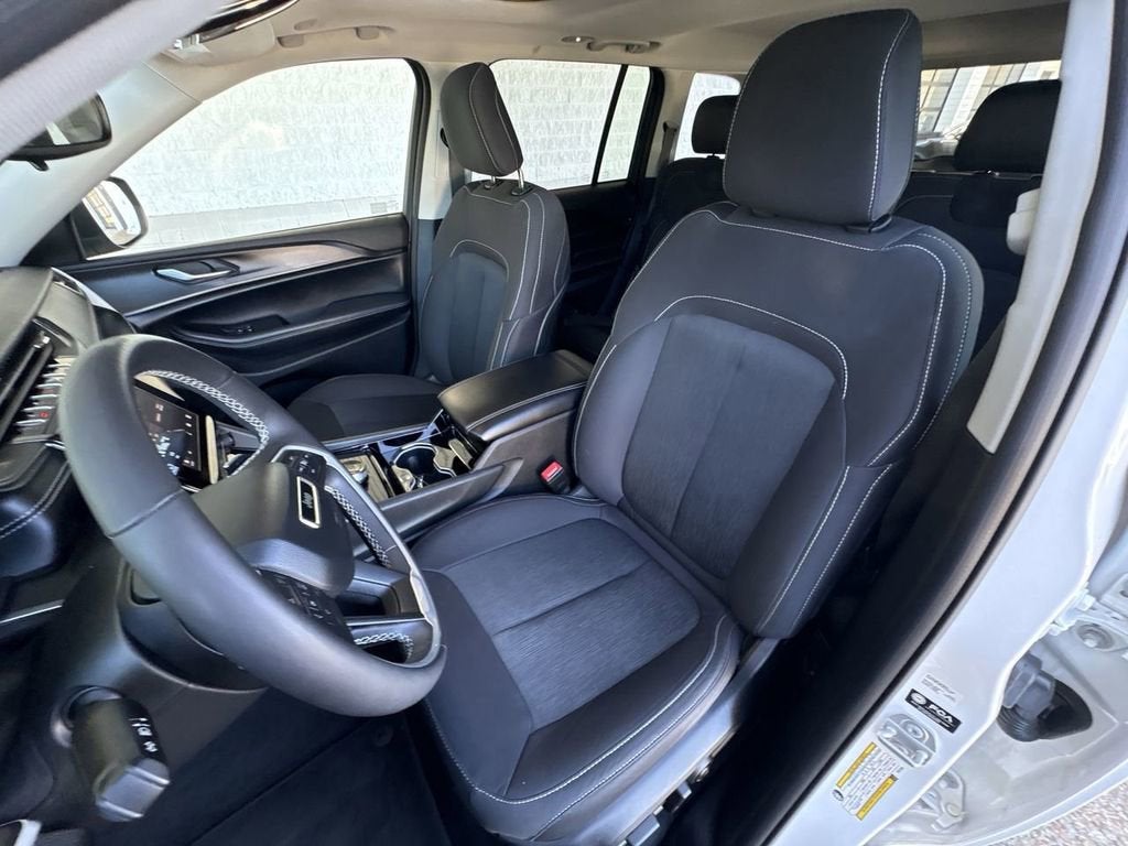2023 Jeep Grand Cherokee Laredo 4x4