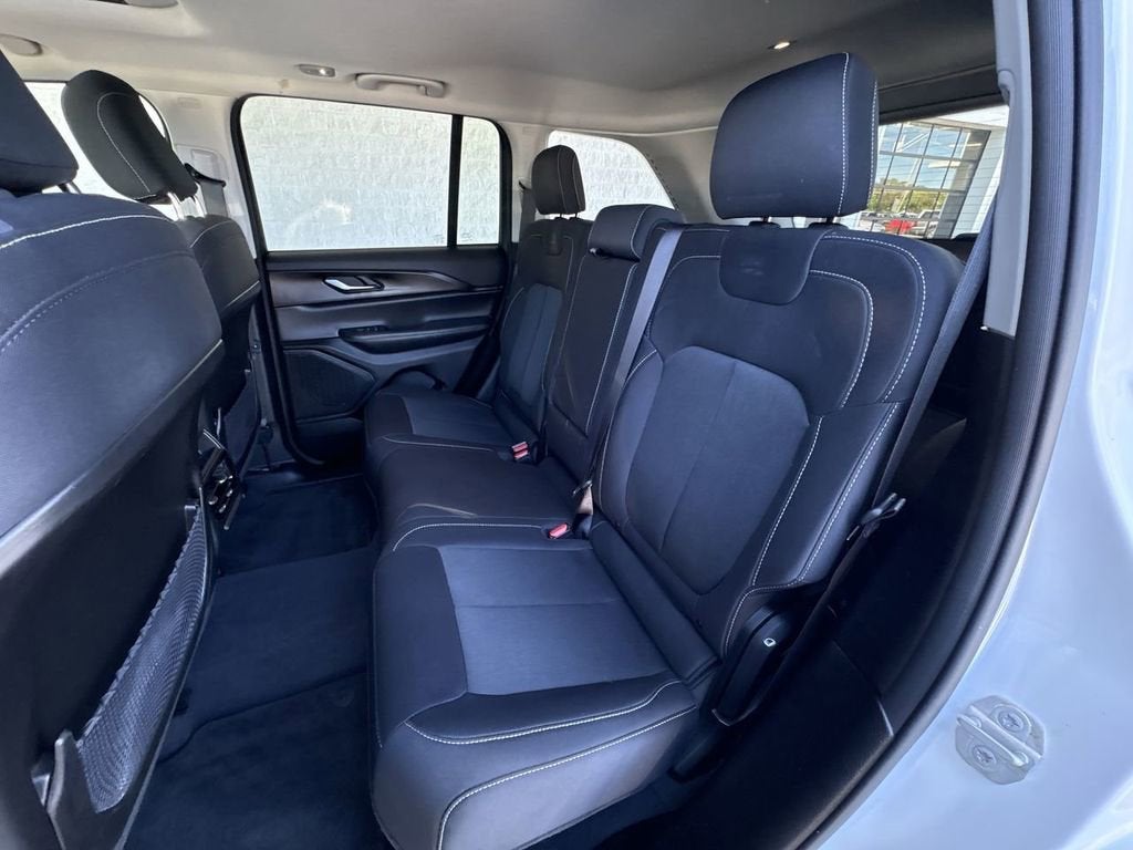 2023 Jeep Grand Cherokee Laredo 4x4