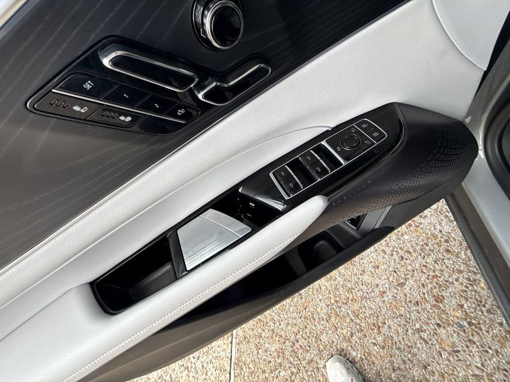 2025 Cadillac LYRIQ Luxury 1