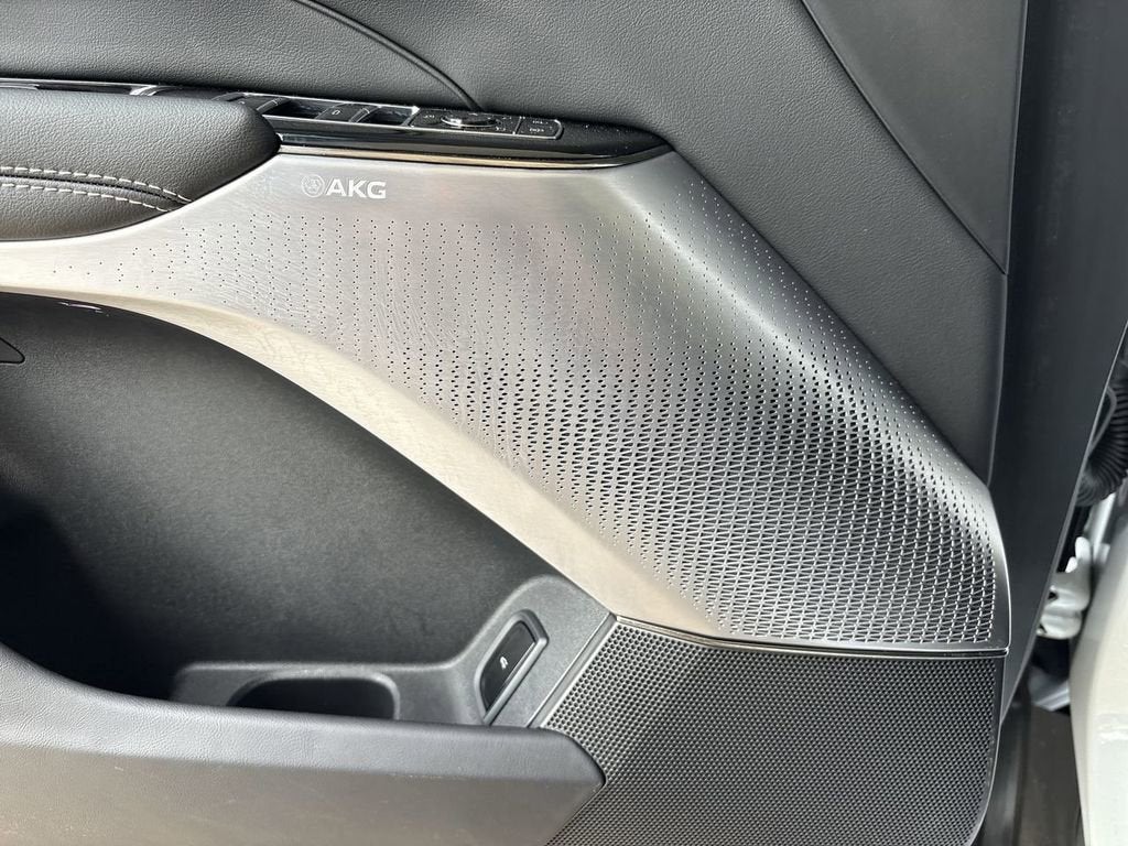 2025 Cadillac LYRIQ Luxury 2