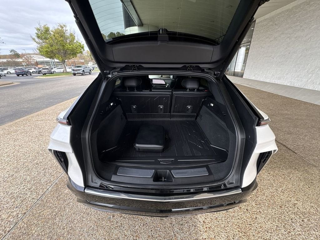 2025 Cadillac LYRIQ Luxury 2