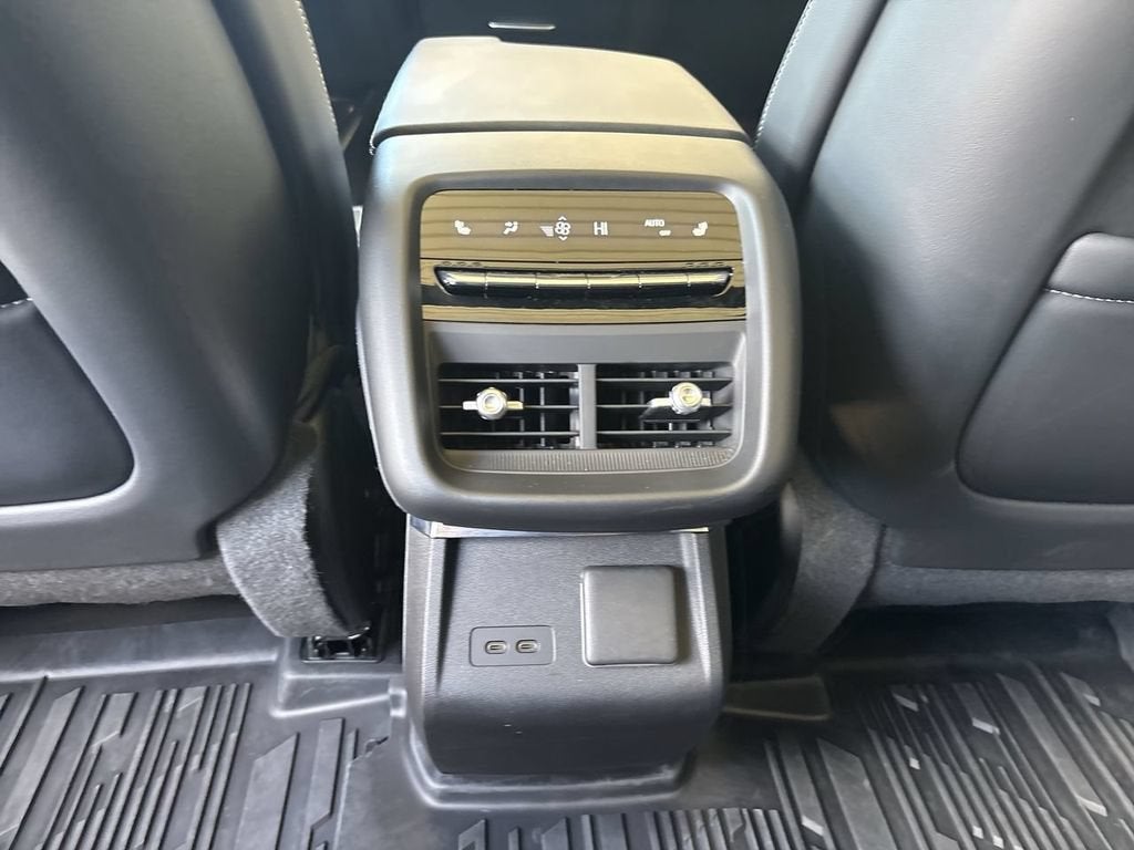 2025 Cadillac LYRIQ Luxury 3