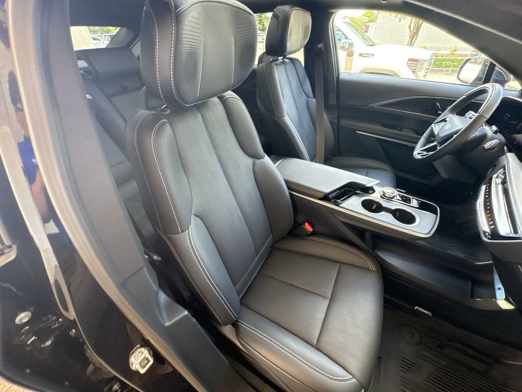 2025 Cadillac LYRIQ Luxury 3