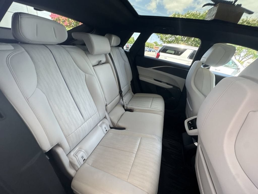 2024 Cadillac LYRIQ Luxury 1
